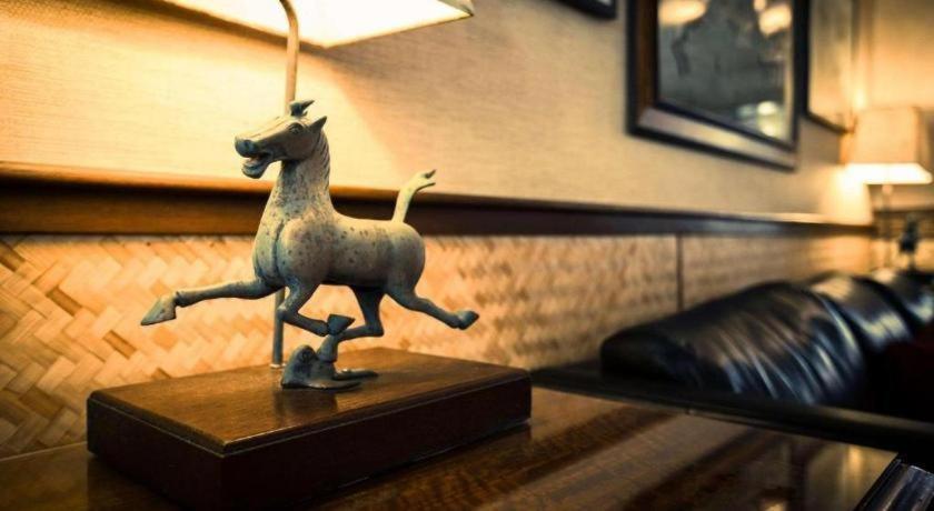 Equus Hotel Honolulu Bagian luar foto