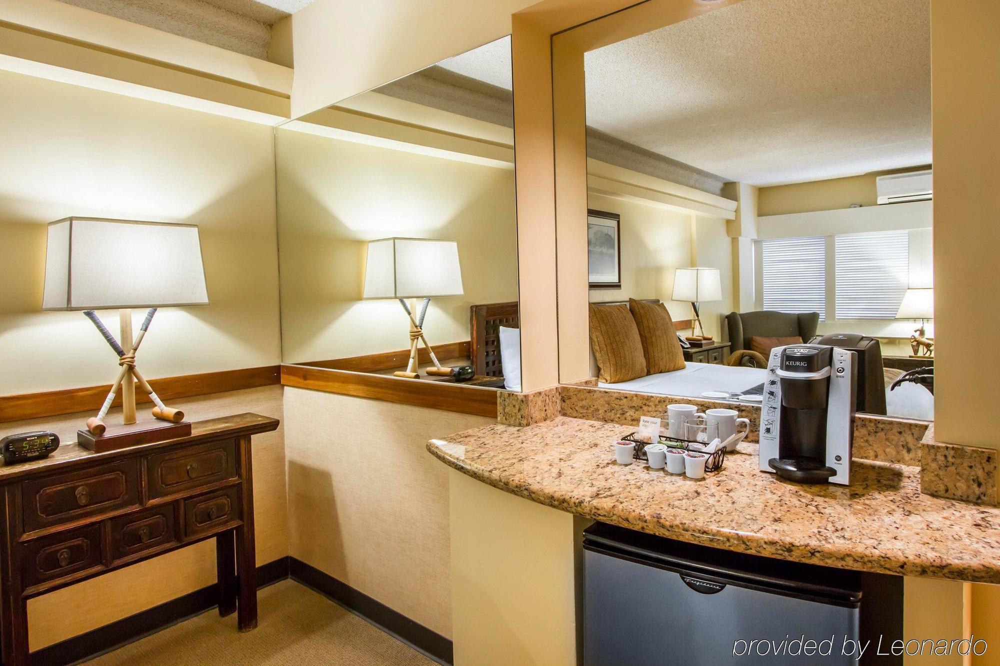 Equus Hotel Honolulu Bagian luar foto