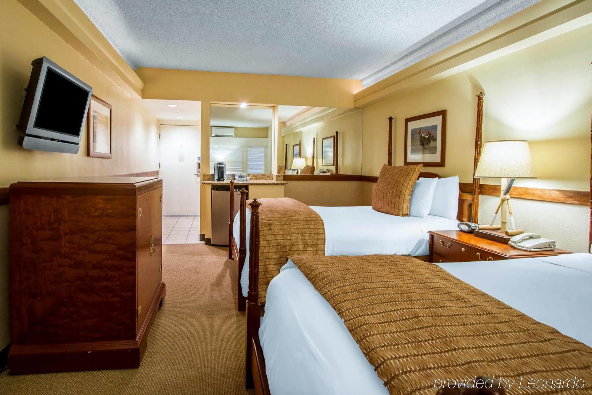 Equus Hotel Honolulu Bagian luar foto
