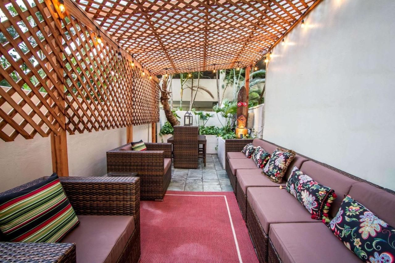 Equus Hotel Honolulu Bagian luar foto