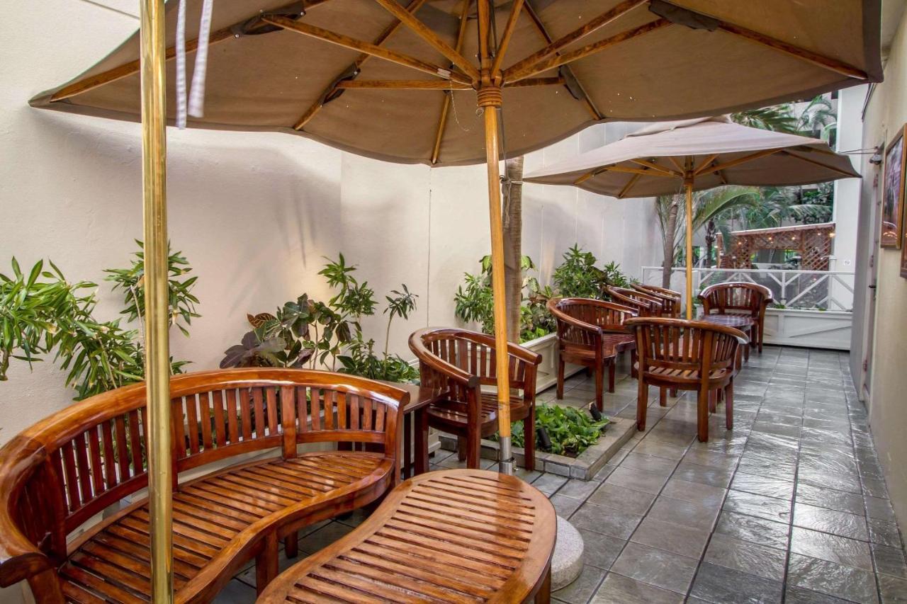 Equus Hotel Honolulu Bagian luar foto